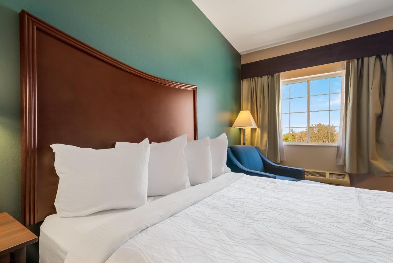 Surestay Plus Hotel By Best Western Topeka Exterior foto