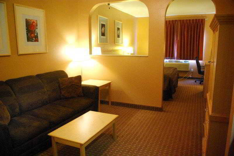 Surestay Plus Hotel By Best Western Topeka Exterior foto