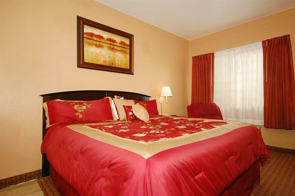 Surestay Plus Hotel By Best Western Topeka Quarto foto