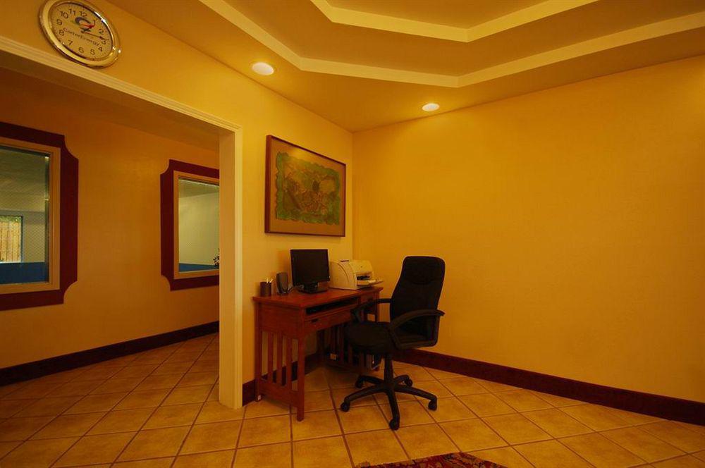 Surestay Plus Hotel By Best Western Topeka Instalações foto